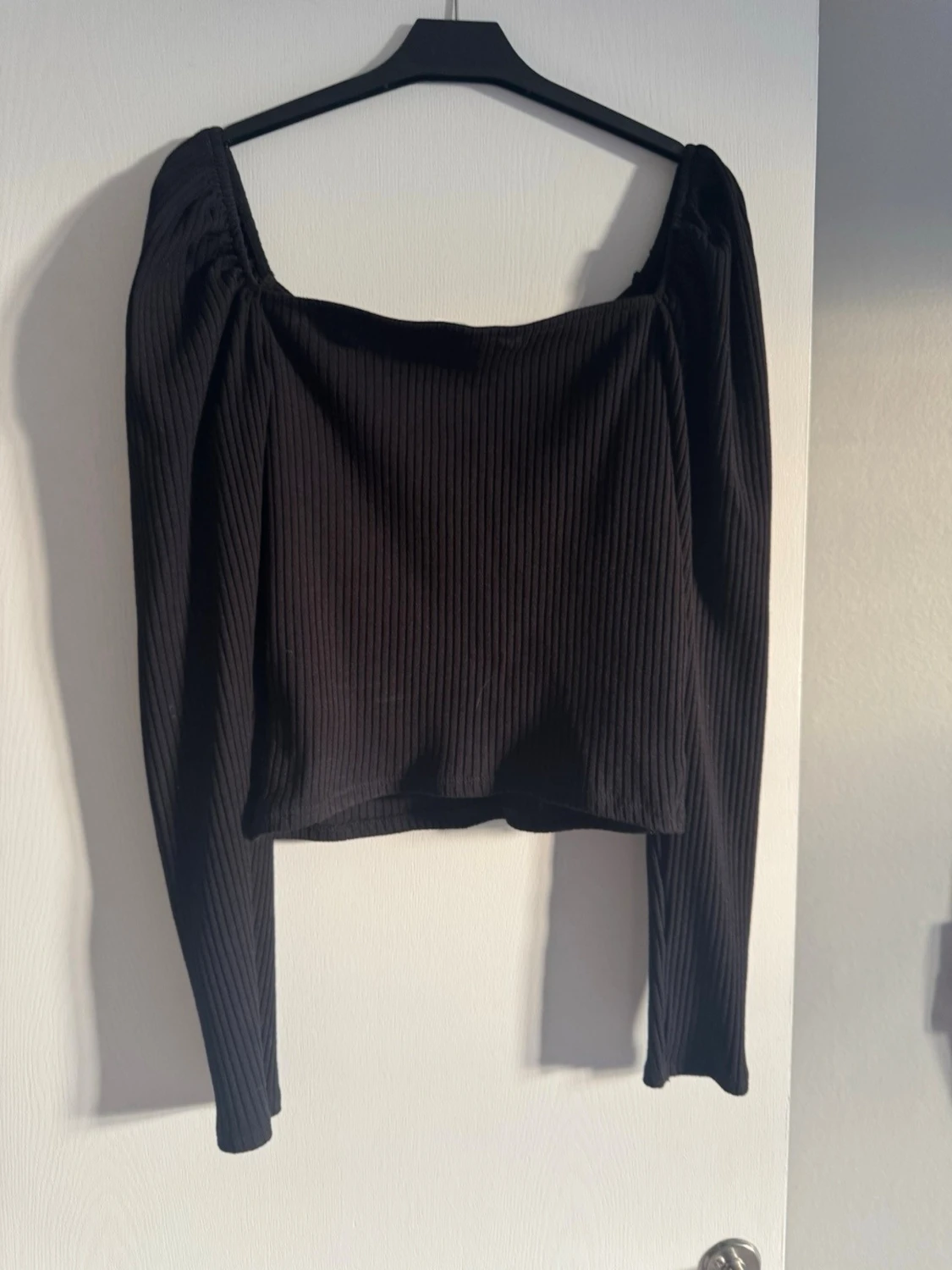 Svart ribbad topp med puffärm - 1