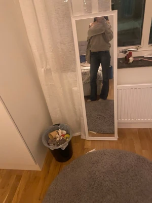 Beige offshoulder stickad tröja - Säljer en beige stickad tröja med offshoulder-design. Tröjan har en loose passform och långa ärmar, perfekt för att ge en chill och avslappnad vibe. Materialet är mjukt och skönt, och färgen är neutral vilket gör den enkel att matcha med jeans eller andra plagg💕