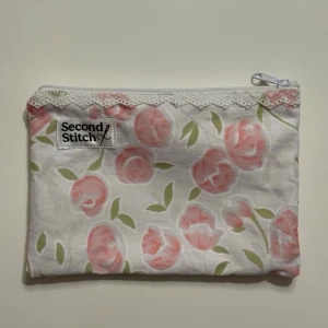 Handgjord necessär av second hand tyger - En handgjord necessär utav second hand tyger. Unik, hållbar och perfekt för att samla alla dina vardagsfavoriter i väskan. Fodrad och stängs med dragkedja. Endast ett unikt exemplar.                  Instagram: secondstitch.bymatilda 💕