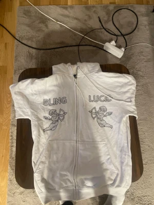 Bling lucid hoodies  - Säljer mina bling lucid hoodies då dom inte längre kommer till användning 150kr per st OBS. Priset är ej satt i sten och kan diskuteras vid snabb affär 