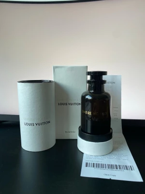 Louis Vuitton Ombre Nomade parfym f - Exklusiv Eau de Parfum från Louis Vuitton, Ombre Nomade. Snygg och lyxig förpackning, perfekt för dig som vill sticka ut. Volym: 100 ml. Ett statement på din hylla. Skicka om du har några frågor 