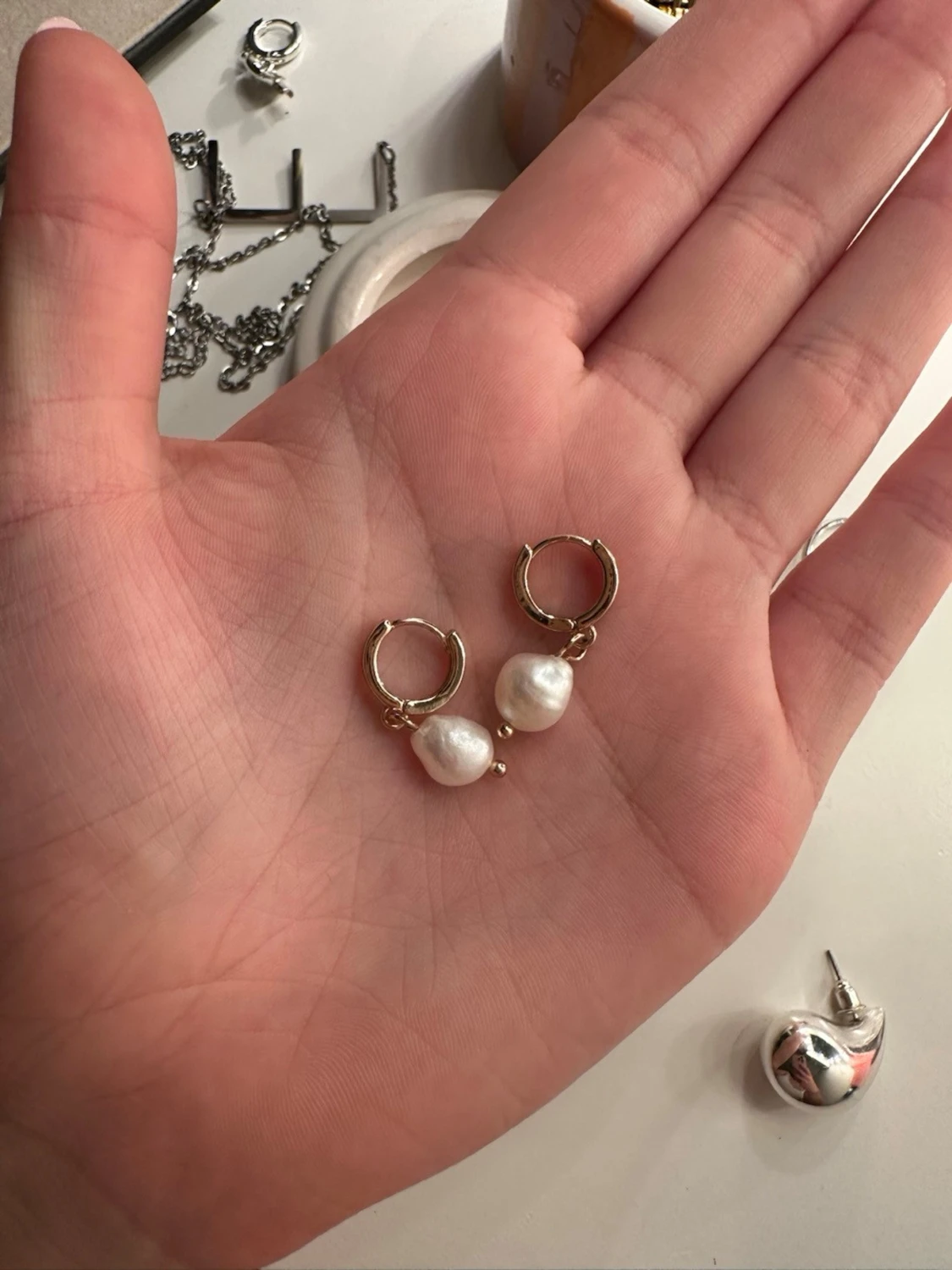 Guldiga örhängen med pärlor - 1