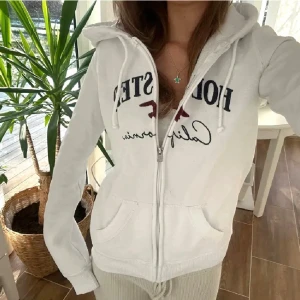 Hollister zip - En zip från Hollister i storlek S. Jag fraktar inom 24h. Se liknande plagg i min profil!
