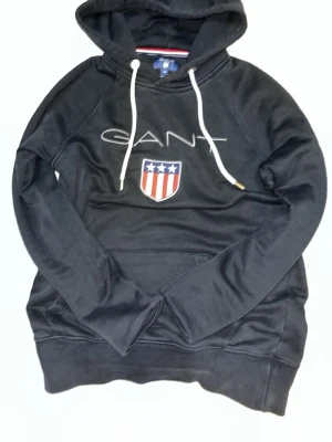 Gant hoodie - Säljer en gant hoodie, passar inte mig nå mer, är 172 skulle säga att den passar bra till personer under 170, hör av er vid frågor eller en bild på när ja har på mig den!