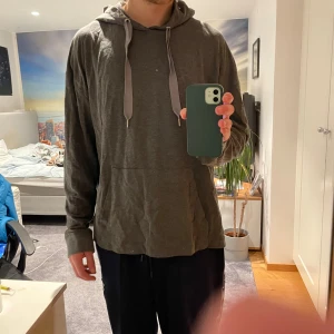 Peak Performance Hoodie - Säljer en mörkgrå hoodie från Peak Performance i storlek XL. 