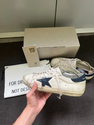 Golden goose skor - Snygga golden goose skor i färgen navy/white. Köptes nya på miinto för 4800kr. Säljer de nu för 1599kr. Allt og+ kvitto medkommer vid köp. Finns slitningar på hälen. Storlek 40 men passar som 41.
