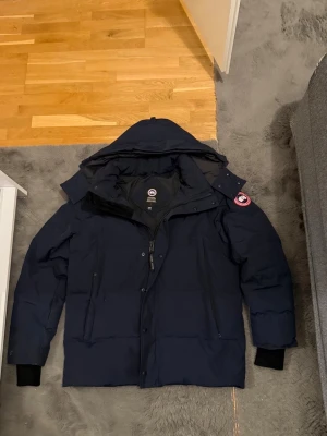 Canada Goose jacka  - En skön Canada Goose jacka till dig som hatar att frysa! Mycket bra skick, inte använd mycket alls. Mycket fin färg! Priset kan diskuteras 