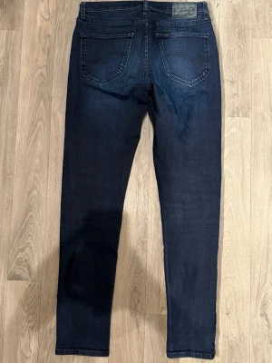 Lee Arvin Jeans Marinblå W29 L32 - Marinblåa Lee Arvin Jeans i fint skick i storlek W29/L32. Mått - Midja: 40cm, Benlängd: 103,5cm. Modellen är 185cm & 63kg. Hör av dig vid funderingar!🤩