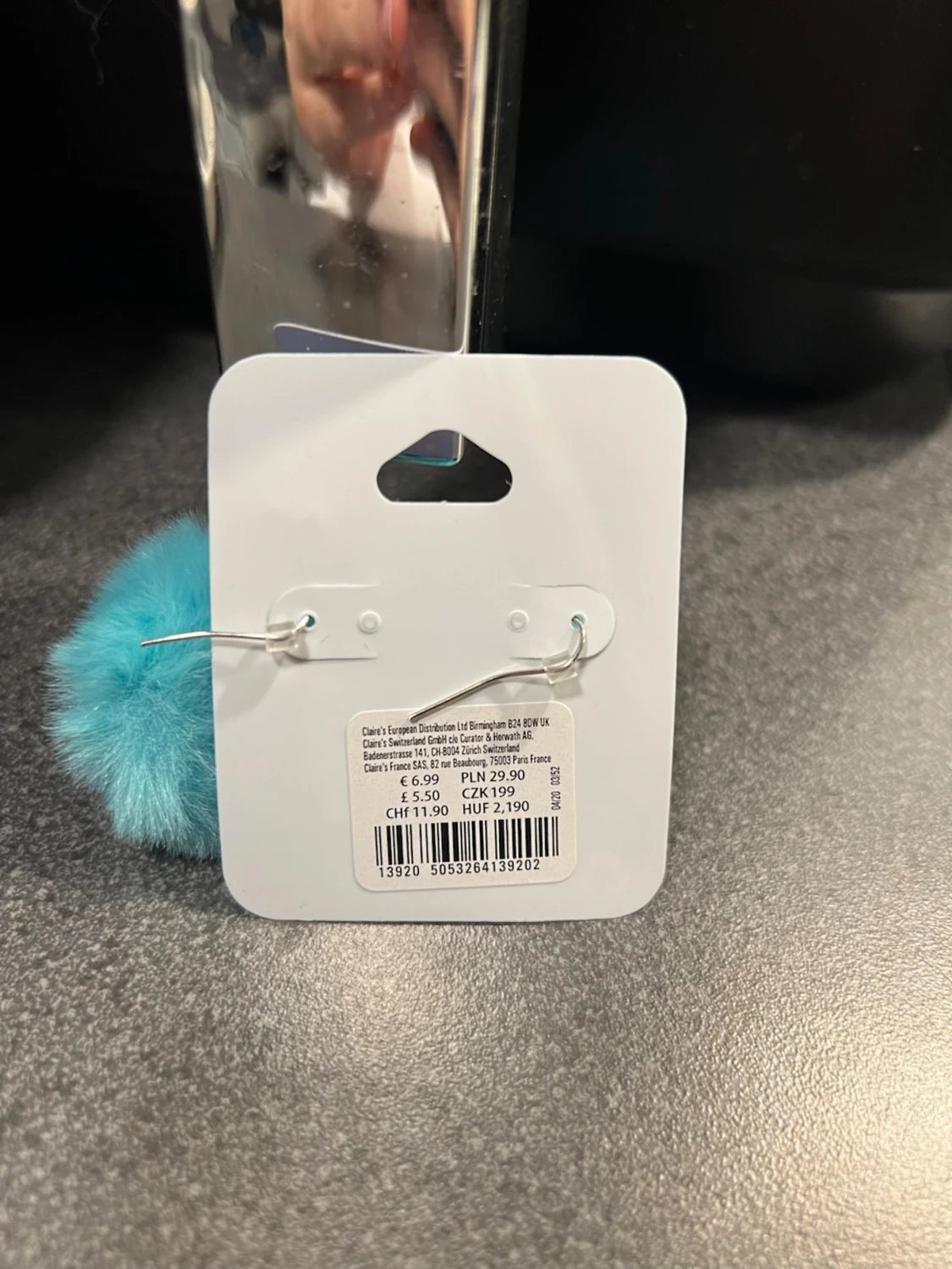 Turkos fluffig pälsbollar örhängen från Claire's - 1