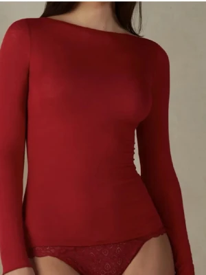 Röd intimissimi tröja - Säljer en mörkröd långärmad topp med rund hals och tight passform. Bra skick, knappt använd. OBS fläckarna på sista bilden är från spegeln, inte tröjan😅