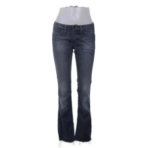 Low waist flare jeans - Jeans från pepe, står 26W 34L på lappen men de är klippta längst ner så de passar L30/32. Köpta från Sellpy 
