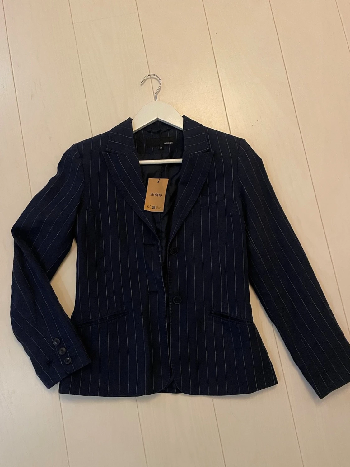 Mörkblå randig kavaj från Hennes