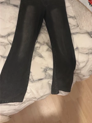 H&M byxor  - Säljer dessa svarta byxor ifrån h&m. Pris går att diskutera och det är bara att skriva vid frågor! 💞