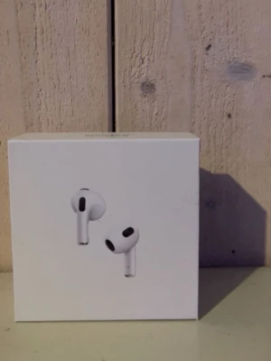 AirPods (3rd generation) - Säljer ett par Apple AirPods (3rd generation) i mycket fint skick, komplett med originalförpackning och laddningsetui. Trådlösa hörlurar med MagSafe-kompatibilitet, utmärkt batteritid och smidig anslutning till iPhone, iPad och Mac. Inga synliga defekter eller slitage.