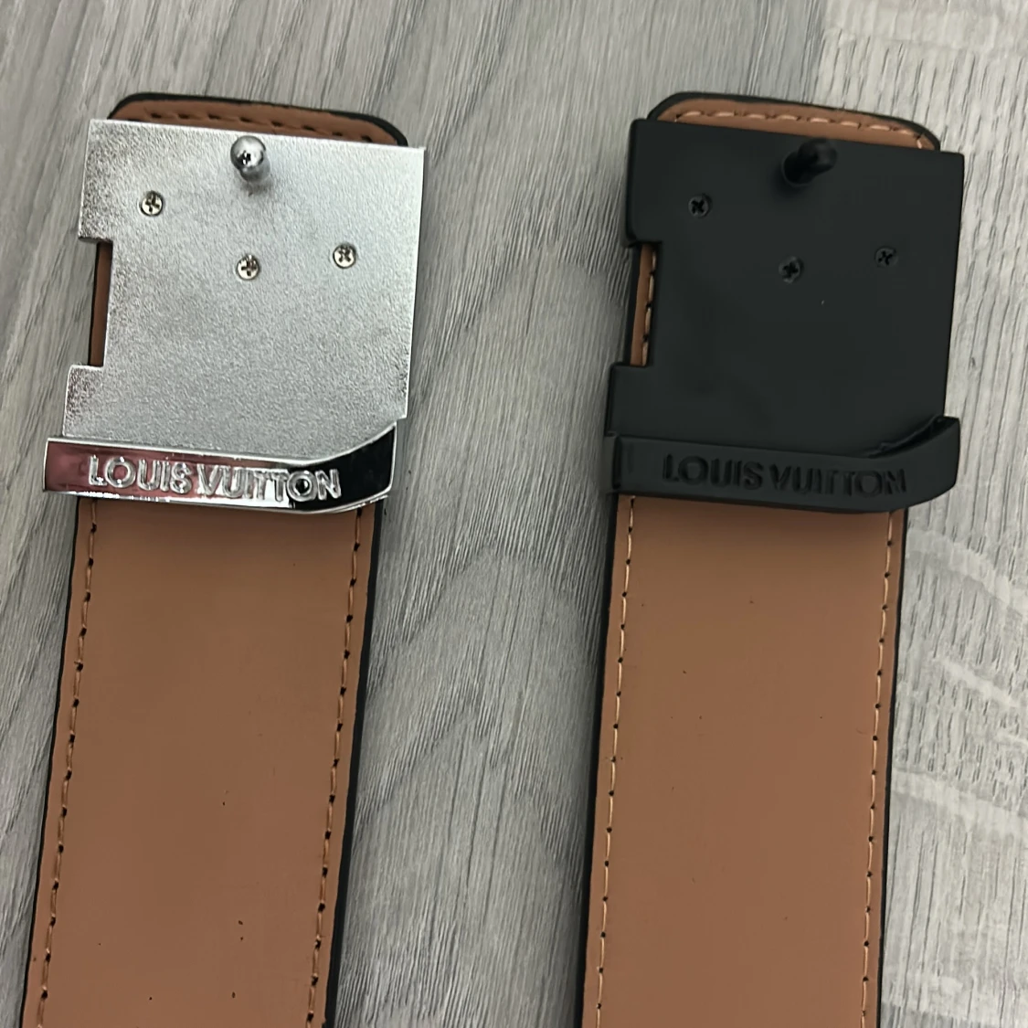 2 bälten från Lindex med L mönstrar - 2