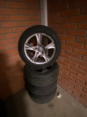 Ingen väst på bilderna - Ignorera sista bilden !!!säljer mina sommar däck original från mercedes benz två däck har lite skrap men syns knapp priset går att diskuteras 