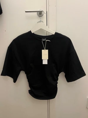 Svart topp - Säljer denna helt nya svarta toppen från Gina Tricot som jag har köpt på Ullared för 129 kr då den är lite för tajt för min smak 💗 den är pösig vid armarna och tajt vid midjan från deras soft touch kollektion!  Obs! Reser bort imorgon så idag är sista dagen att köpa. 