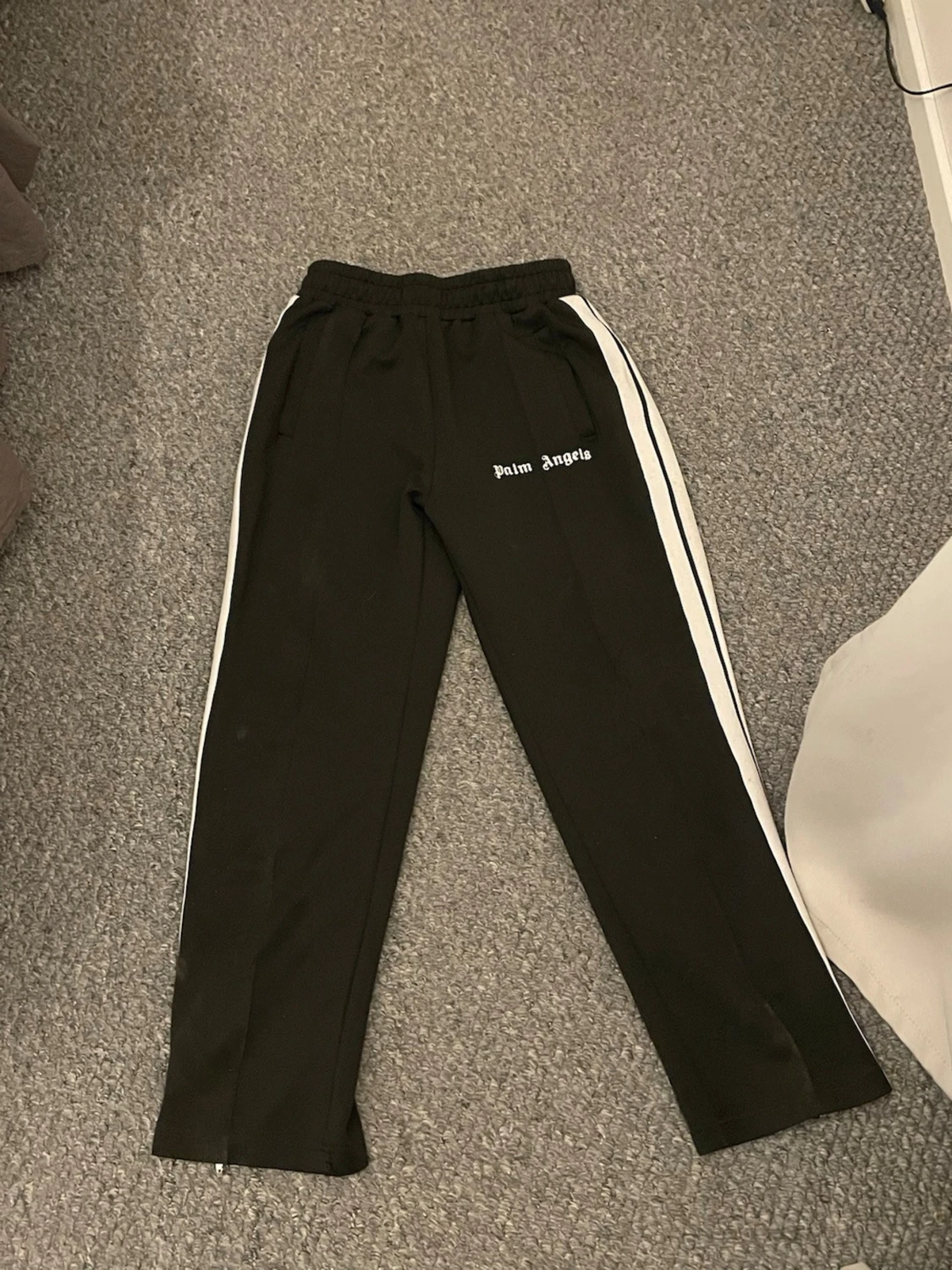 Palm Angels svarta mjukisbyxor med vita ränder - 2