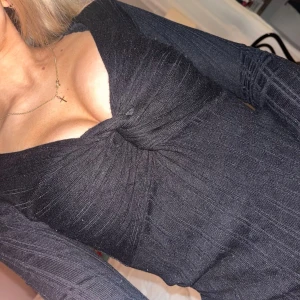 ribbad långärmad med knyt  - långärmad topp från Amisu (new yorkerkr i ribbat material med en twistad detalj framtill och v-ringning. den är figurnära och i ett mjukt material. 💞