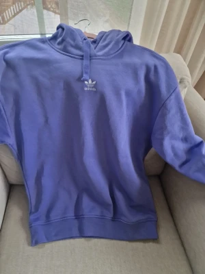 Adidas hoodie - Storlek lappen är borta. Det passar personer med M och kanske S.