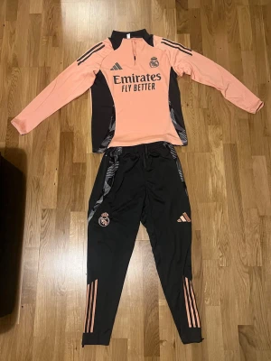 Real Madrid Tracksuit - Hej, säljer min sprillans nya real Madrid tracksuit, riktigt snygg och unik. Skriv privat vid minsta lilla fundering!