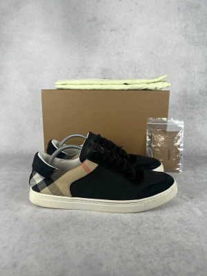 Burberry checked sneakers  - – Condition: 8,5/10  – What is included: Only sneakers  – Retail price: 600 euro
