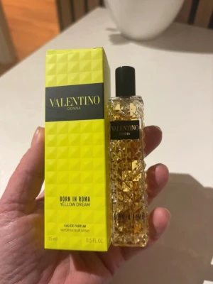 Valentino Donna Born in Roma - Valentino Donna Born in Roma Yellow Dream Eau de Parfum, 15 ml. Perfekt storlek för att ta med i väskan och fräsch design som sticker ut.