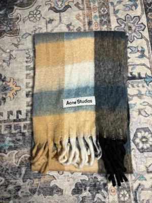 Rutig ullväst från Acne Studios - Acne Studios scarf i nyskick. Använd få gånger och i mycket gott skick utan slitage. Mjuk och av hög kvalitet.