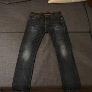 Nudie Jeans Grim Tim Wornin Pepper 32/32 - Säljer dessa sköna och stiliga nudie jeans med en väldigt snygg urtvättad design. Modellen är grim Tim och sitter lite slim. Är alltid öppen för frågor och förhandlingar så skriv bara om det är något du undrar om så svarar jag på det.