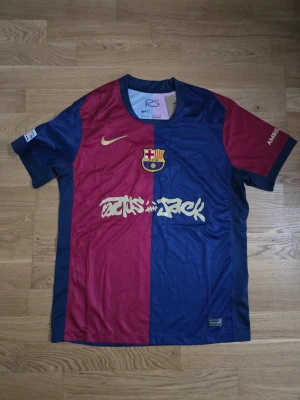 Nike FC Barcelona x Cactus Jack t-shirt - Limited edition fcb x travis scott t-shirt i storlek M. Helt ny. Priset kan diskuteras. 