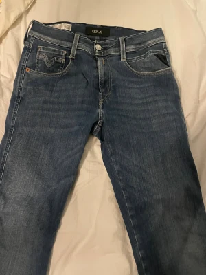 Replay anbass - Bra skick på ett par replay anbass jeans. Inköpta från vår 2024 och inte använda så mycket. Pris går att diskuteras och öppen för frågor o funderingar☺️