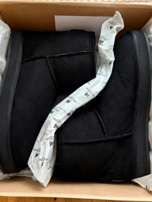 Shepherd ”Paris” Ullfodrade Boots i Mocka Strl.39 - Helt nya i kartong enligt bilder.  Strl.39  Mer info: https://www.scorett.se/dam/skor/kangor-boots/paris-kangor?srsltid=AfmBOop5Wbn42AmxLAeR_ewkVZX7K25OGgJid06Ey_KWlNGnPK-LVRiN  Nypris 1600kr