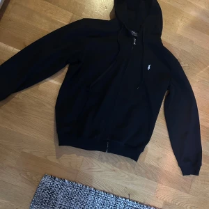 Svart hoodie från Polo Ralph Lauren - Är M egentligen men känns som S eller XS. Är för liten för mig där av säljer jag den. Hör av er vid frågor. 