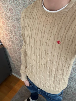 Beige kabelstickad tröja Morris - Beige kabelstickad tröja från Morris | Storlek S | Grymt skick 