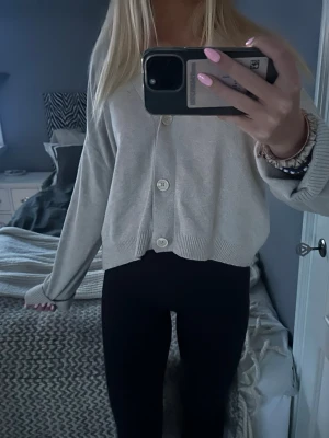 Stickad kofta  - Stickad beige kofta med knappar 