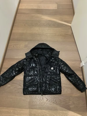 Moncler jacka  - Säljer min moncler jacka som är lite äldre men den kommer inte till andvändning, jag har fått jackan där av kan jag inte garantera till 100% att den är äkta. Väldigt fin för sin ålder, skriv privat för mer bilder/info