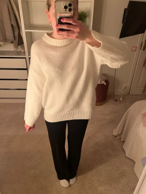 Vit stickad tröja. - Vit stickad tröja från Newyorker.