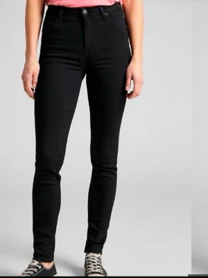 Svarta Lee Scarlett High jeans W26 L31 - Säljer ett par svarta Lee Scarlett High jeans med hög midja och skinny fit. Klassisk femficksmodell med dragkedja och knapp framtill. Jeansen är i stretchigt bomullsmaterial och har Lee-logga på bakfickan och bakre linningen. Bara tvättade för dem passar inte mig. Kommer från djur o rök fri hem