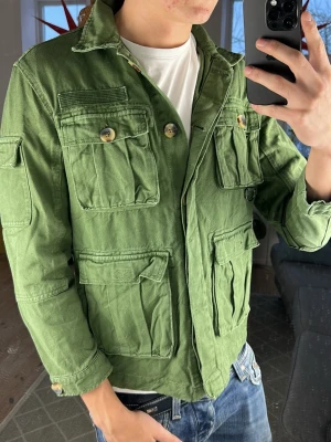 Overshirt/Jeansjacka Grön  - Simpel och trendig perfekt att kombinera med en hoodie. Mycket bra skick, mått: A:41 B:48 C:50 D:62 (cm) Skriv vid fundering 😇✌️