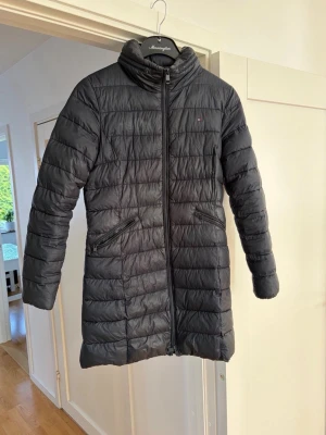 Tommy Hilfiger svart jacka, storlek S - Svart Tommy Hilfiger jacka med dragkedja och två fickor framtill med dragkedja. Jackan har en liten Tommy Hilfiger logga på bröstet.