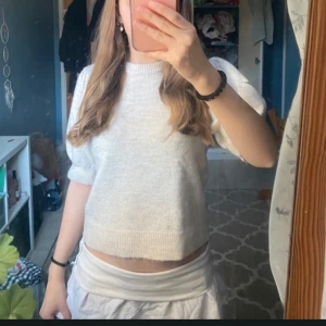 Ljus stickad tröja från Gina Tricot - Super söt beige stickad kortärmad tröja från Gina Tricot med puffiga armar. Nypris 200kr. Har bara används 2 gånger så jättebra skick! Storlek 158-164 men är ganska kort. Säljer för att den inte kommer till användning.💕