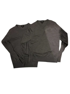 Grå merinoulltröja (Uniqlo)  - Snygga grå stickade tröjor från Uniqlo i en stilren och tidlös design. Perfekta basplagg som funkar lika bra till vardag som till en mer uppklädd outfit. Storlek: XS  ✨ Detaljer: • Märke: Uniqlo • Färg: Grå • Modell: Stickad tröja, rund hals • Passform: Normal • Skick: Bra skick, inga hål eller fläckar  💰 Pris: • 1 st för 150 kr • 2 st för 200 kr  📦 Skickas snabbt och packas noggrant 💬 Hör av dig vid frågor eller om du vill ha fler bilder 🤝 Rabatt vid snabb affär eller paketköp