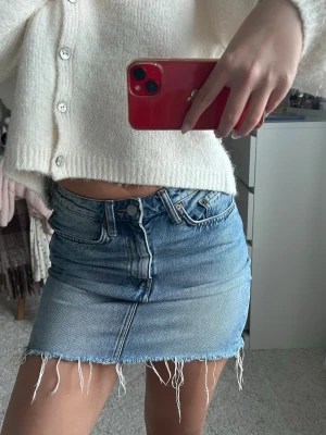 Jeanskjol - Super snygg jeanskjol med slitage som detalj, lite längre i längden men går absolut att klippas också! Aldrig kommit till användning tyvärr