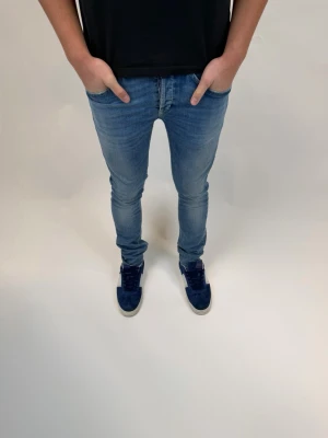 Dondup Jeans  - Dondup Jeans George! Trendigaste jeansen på marknaden.  Ny pris= 4000 kr Säljs för= 899 kr (Modellen har original slitningar från fabrik vilket är väldigt eftertraktat och populärt)