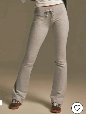 Lowwaist mjukisbyxor nelly  - Snygga ljusgrå lowwaist mjukisbyxor med bootcut-modell som är helt slutsålda från nelly. Aldrig använda då de var fel storlek. Skriv gärna för fler frågor💞