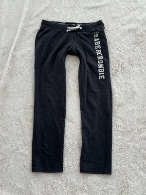 Abercrombie & fitch lågmidjade byxor  - Ett par byxor från Abercrombie & fitch i storlek M. Rakt över midjemått: ca 39cm. Innebenslängd: ca 72cm. Något missfärgad vid benslut (se bild). Jag fraktar inom 24h. Se liknande plagg i min profil!