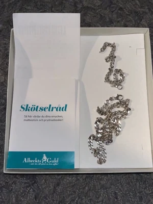 Silver smycken - Halsband + armband i silver till salu. De köptes 2022 på albrektsguld, men de har inte använts på år. Men det är äkta så inget har hänt dem. De kommer med kvitto också, ordinarie pris är 1598kr men jag fick dem lite billigare. Armbandet är 19cm och halsbandet är 48cm. Hör av er i dem för intresse!
