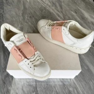 Valentino Open skor  - Valentino skor - Jättefint skick - Tillbehör: Valentino kort - Nypris: 6000kr - TrendWardrobe