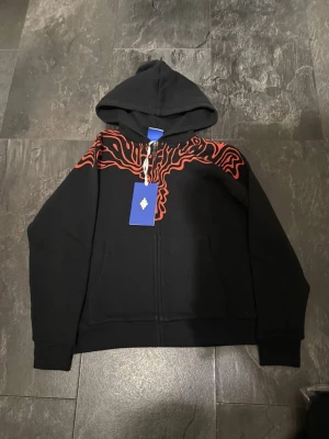 Marcelo burlon zip för barn - Perfekta gifts till kidsen😍 600 kr/st Marcelo Burlon zip tröjor kids size  Size:  1x 4y 1x 10y 3x 12y Cond: brand new med tags! Först till kvarn. Självklart äkta