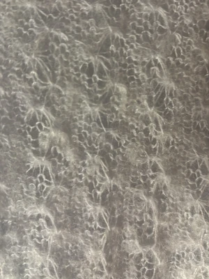 Ljusgrå stickad tröja Holly & Whyte - Supermjuk ljusgrå stickad tröja från Holly & Whyte. Tröjan har ett fluffigt, hålmönstrat material och långa ärmar. Tyvärr har tröjan ett medelstort hål på sömmen vid ena armhålan.